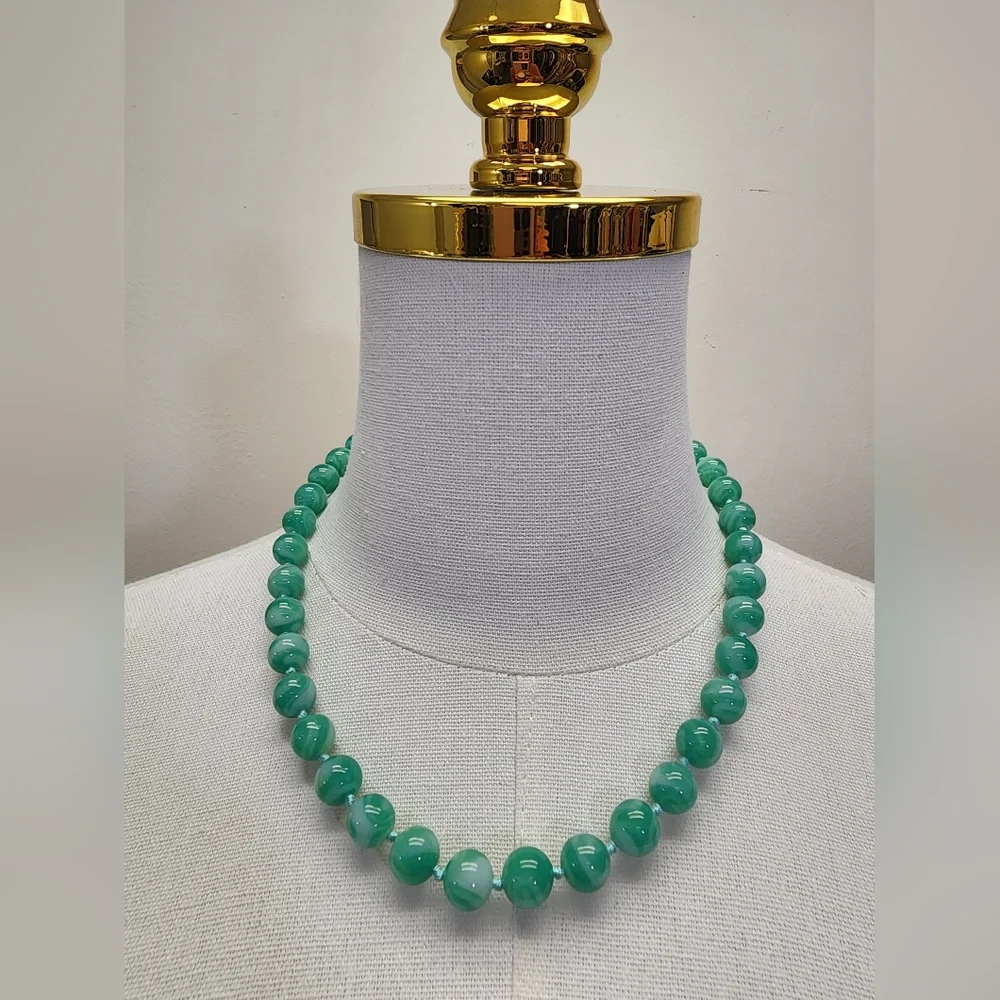 Vintage Green Stone Beaded Necklace Carved Floral Clasp Graduated Heavy - Picture 1 of 6